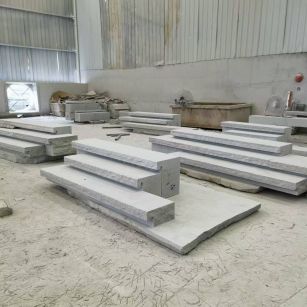 牡丹江 整石台阶（大面火烧+侧面自然面），出货前厂内拼装
